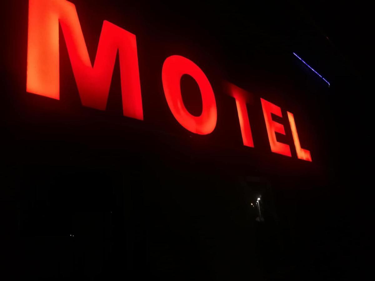 Panama Motel Székesfehérvár Buitenkant foto